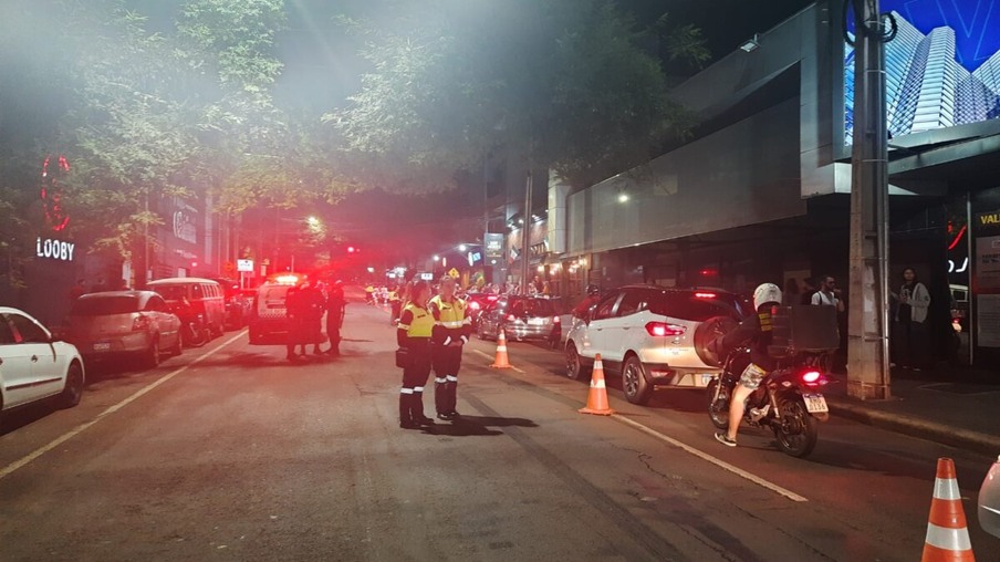 Blitz na Rua Paraná flagra quatorze condutores embriagados