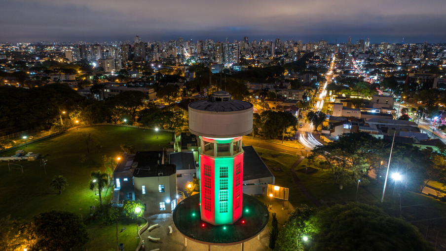 Curitiba recebe homenagem da Sanepar com iluminação especial, com as cores da bandeira, no reservatório do Alto da XV - Curitiba, 29/03/2022