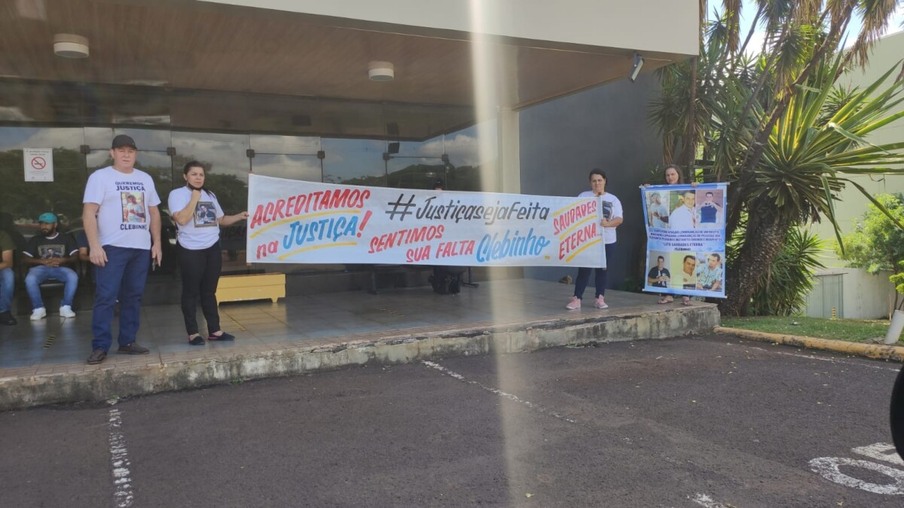 Caso Clebinho: família faz manifestação em frente ao Fórum e aguarda resultado do júri