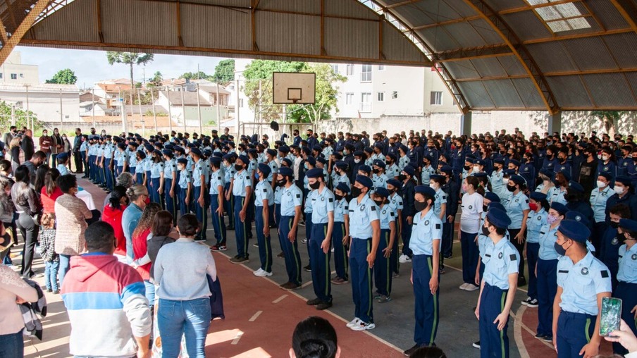Colégios Cívico-Militares recebem kits finais do uniforme - Curitiba, 23/03/2022