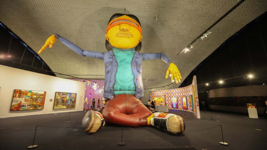 Publico visitando a exposição “OSGEMEOS: Segredos” no Museu Oscar Niemeyer (MON), nesta quarta-feira (1).