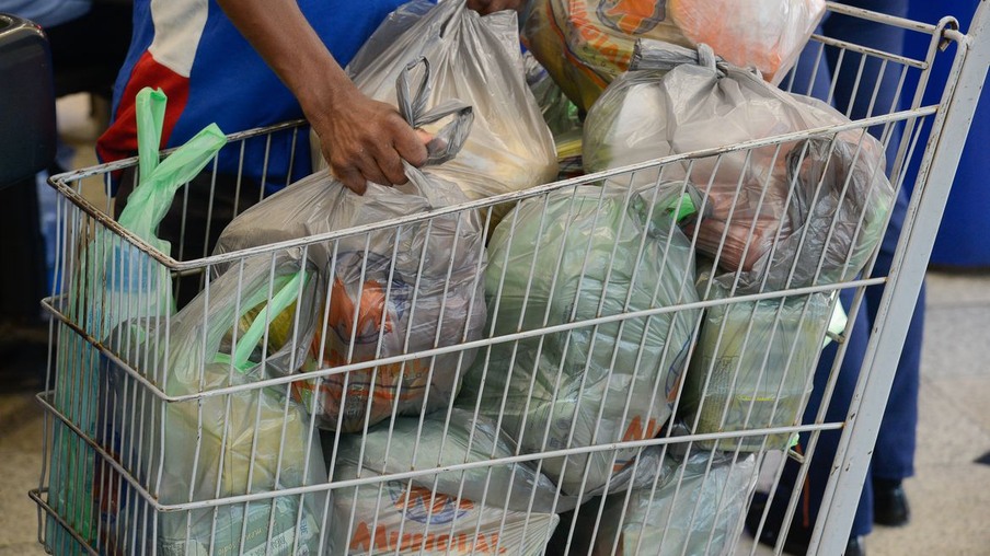 Fim da distribuição gratuita de sacolas plásticas pelos supermercados, que passarão a ser cobradas, com objetivo de reduzir o excesso de plástico descartado no meio ambiente