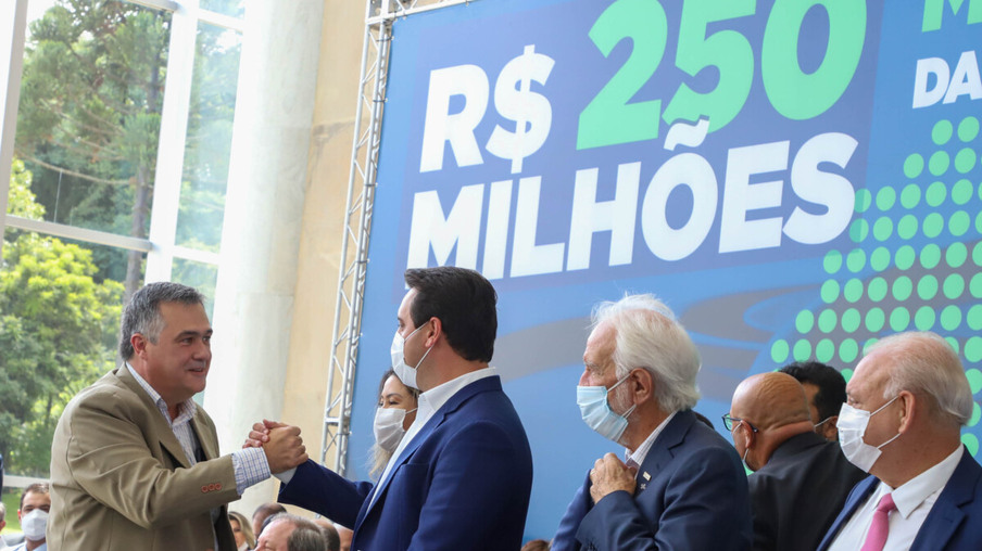 Governador Carlos Massa Ratinho Junior Assina Repasse de 250 Milhões para os 399 Municipios do Parana. Foto: Ari Dias/ AEN.