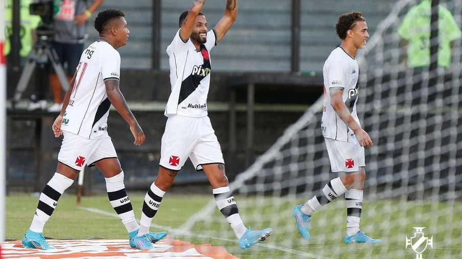 Vasco faz 3 a 0 no Resende e vai encarar Flamengo na semi do Carioca
