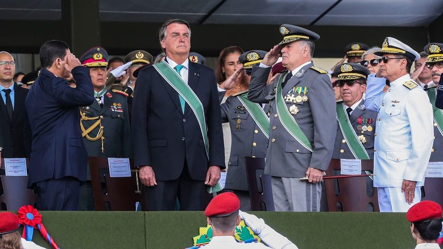 O presidente da República, Jair Bolsonaro participa da cerimônia comemorativa do Dia do Exército, no Quartel-General do Exército, no Setor Militar Urbano, em Brasília