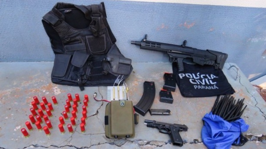 Polícia Civil prende três pessoas e apreende armamento e objetos em Santa Helena