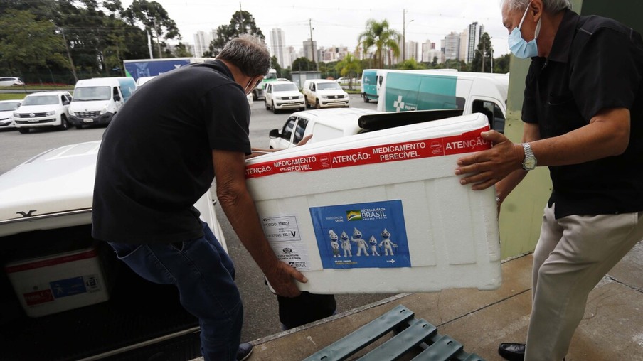 Funcionários do Cemepar carregando vacinas contra a Covid 19, para as 22 regionais de saúide do Paraná