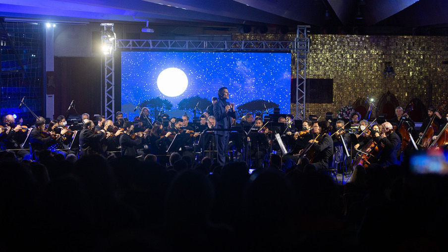 Público vibra com concerto sertanejo da Orquestra Sinfônica na catedral de Cascavel