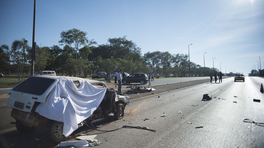 BRASÍLIA, DF, BRASIL,  26-06-2014, 08h30: Acidente envolvendo dois carros no Eixão Sul, em Brasília, deixou 4 feridos e uma vítima fatal.  (Foto: Marcelo Camargo/Agência Brasil)