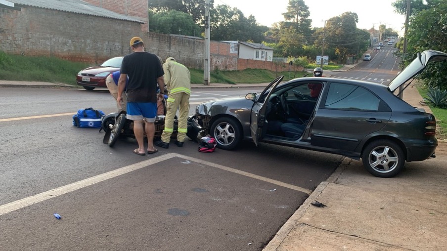 Mulher fica ferida em acidente de trânsito envolvendo carro e moto na Rua Ipanema