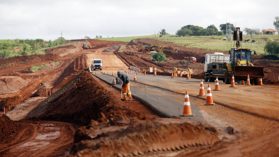 Obras na estrada boiadeira na região de Umuarama, noroeste do Paraná.