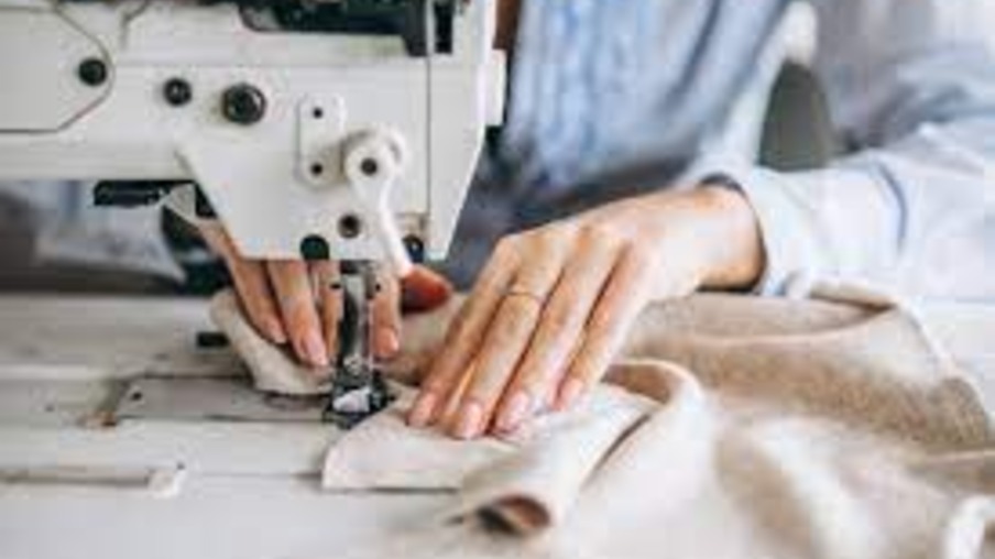Dia da costureira: AMIC PR homenageia profissionais que transformam tecidos e linhas em obras de arte