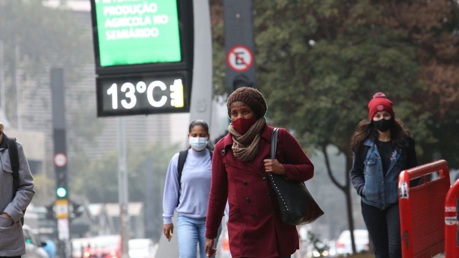 São Paulo - Pedestres na Avenida Paulista durante frente fria que derrubou a temperatura na capital.