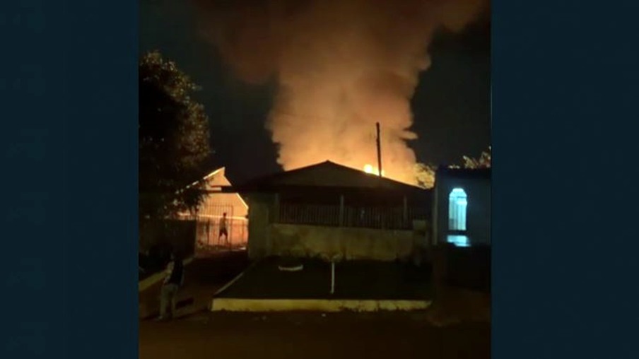 Incêndio destrói residência no Bairro Brasmadeira