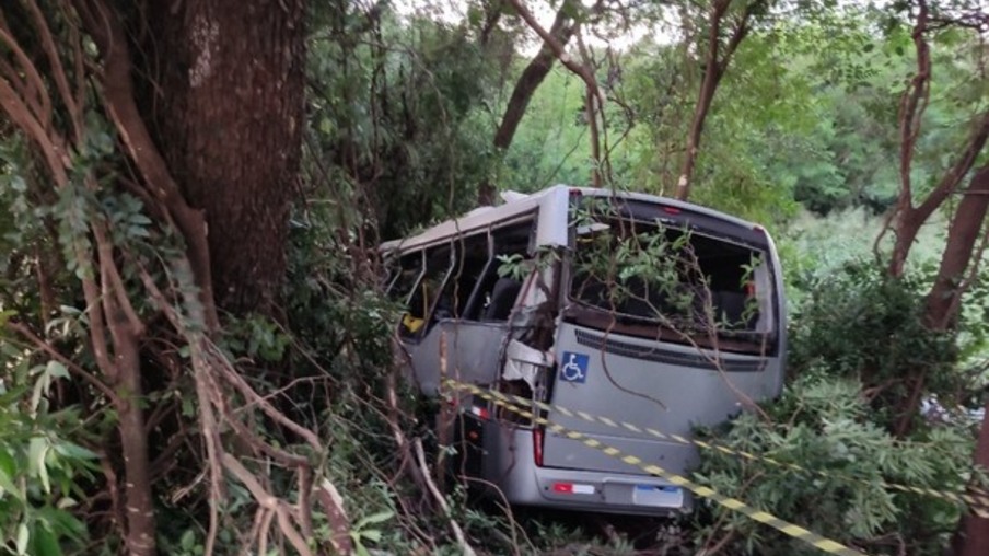 Perícia avalia caminhão e ônibus envolvidos em acidente com sete mortes em MCR