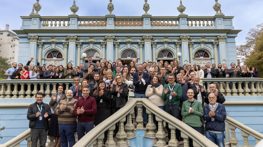 Colaboradores e parceiros em clima de confraternização comemoram com coro Ottava Bassa e foto no Palacete dos Leões -