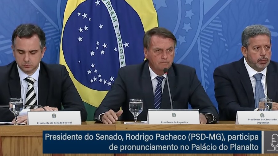 Bolsonaro negocia maior desoneração para frear alta do preço do combustível