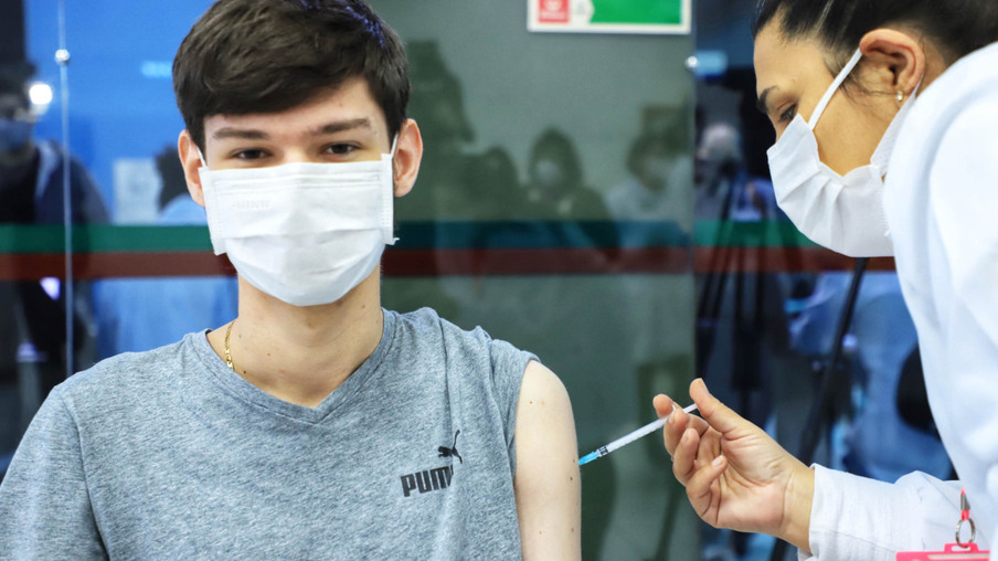 Mais de 400 mil vacinas contra a Covid-19 para adolescentes chegam ao Paraná nesta quarta