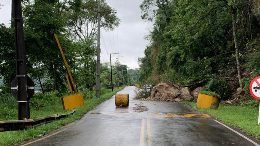 Licitação de contenção de queda de rochas em rodovia de União da Vitória tem vencedora - O local, próximo à Ponte Manoel Ribas, é conhecido como um ponto de queda de barreira, principalmente em períodos de chuvas, e atualmente está bloqueado para o tráfego de veículos pesados -
