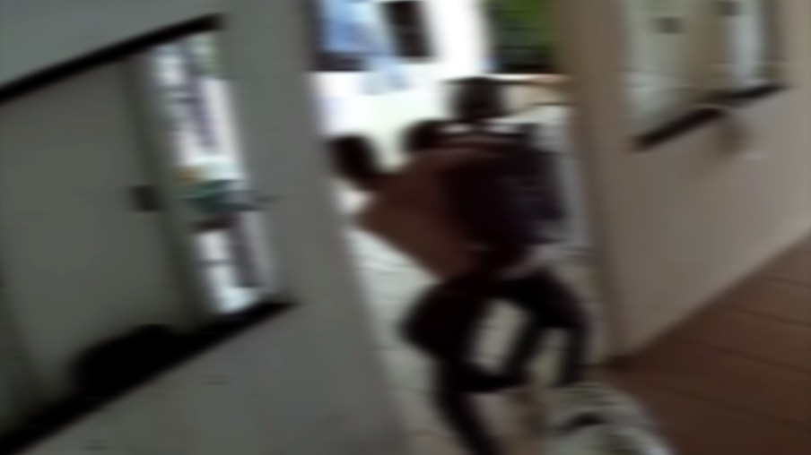Assassinato no Coqueiral: vídeo mostra rapaz invadindo casa e agredindo Nelci antes de matá-la