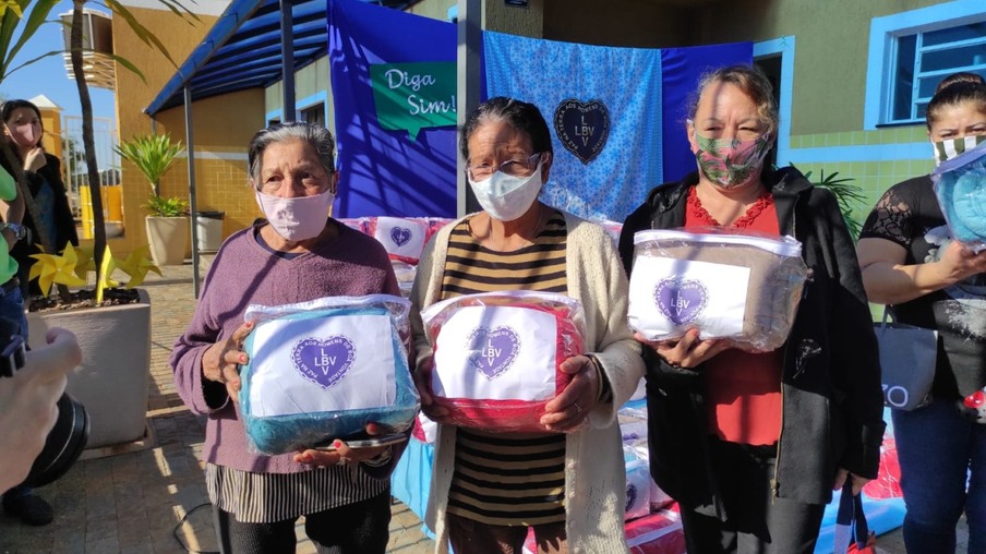 Aquecendo corpo e coração: LBV entrega cobertores para famílias cascavelenses