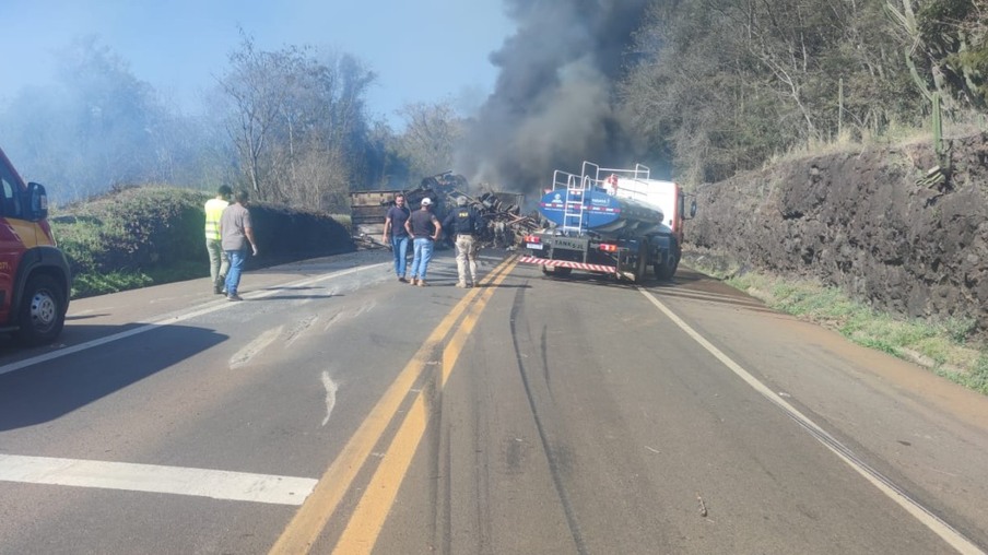 Grave batida frontal entre caminhões termina com morte na BR-277, em Cantagalo