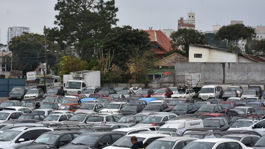 PRF realiza leilão com mais de 125 veículos recolhidos em cidades do Paraná
