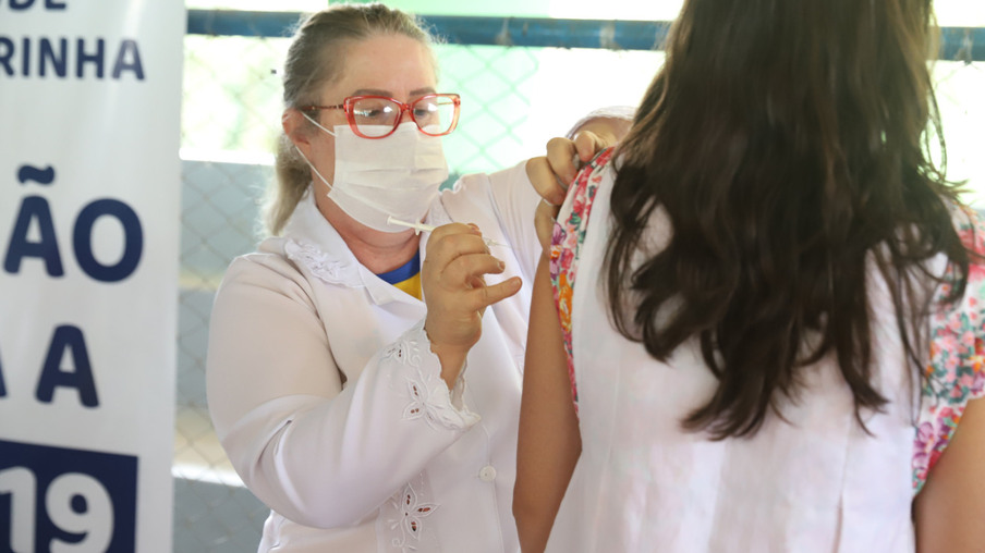 O secretário estadual de Saúde, Cesar Neves abre a campanha de imunizacao contra a Covid com  Vacina Bivlalente nedta segiunda-feira (27) na comunidade indigena Campina no municipio  de Mangueirinha, sudoeste do estado.
Foto: Geraldo Bubniak/AEN