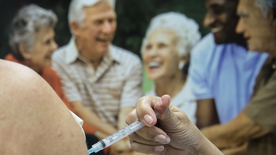 Rotina de vacinação na terceira idade é fundamental para velhice saudável