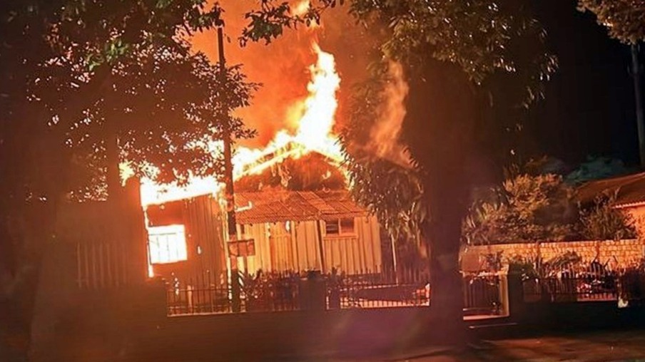 Incêndio destrói residência no Bairro Alto Alegre