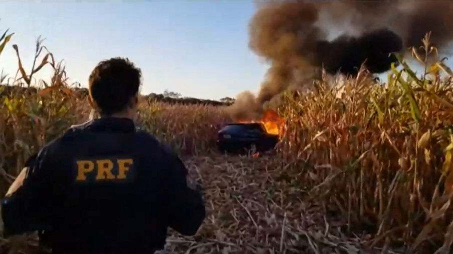 Polícia apreende carro incendiado carregado com cigarros após perseguição