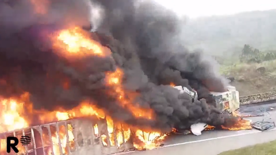 Caminhões pegam fogo em acidente e bloqueiam rodovia entre Paraná e Santa Catarina; veja vídeo
