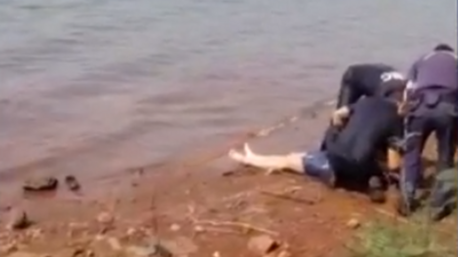 Guardas municipais resgatam mulher de dentro do Lago Municipal de Cascavel