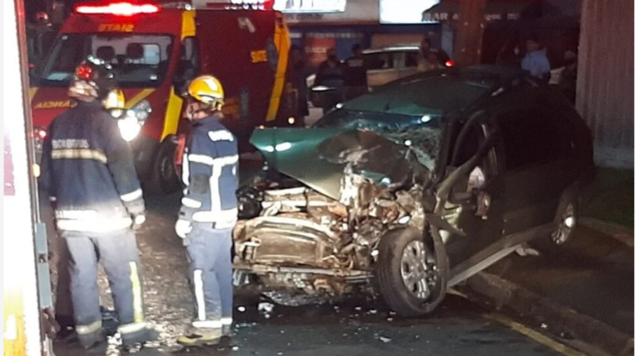 Carro bate forte contra traseira de biarticulado em Curitiba e motorista de 23 anos morre no local