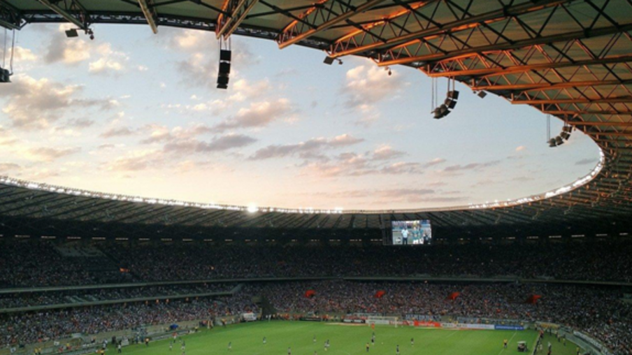 Paraná e São Paulo devem liberar público em estádios