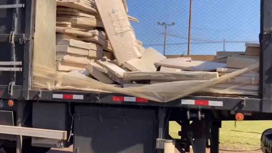 PRE Cascavel apreende caminhão carregado com quase 5 toneladas de maconha na PR-585
