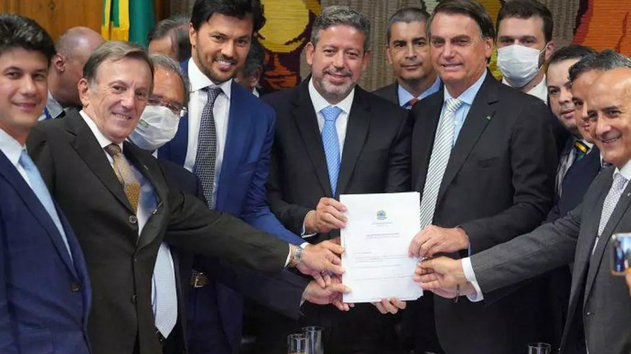 Correios: Bolsonaro vai à Câmara e entrega projeto de privatização da estatal