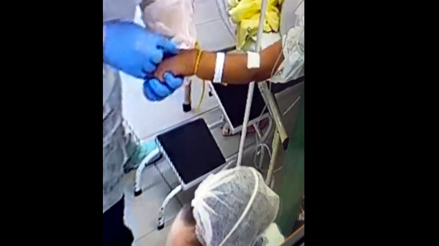 Paranhos mostra paciente sendo intubado na recepção da UPA do Brasília
