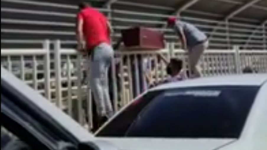 VÍDEO: caixão é carregado pela passarela da Ponte da Amizade;