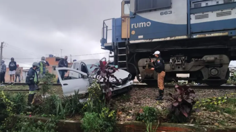 Homem morre esmagado por trem em Curitiba; veja vídeo