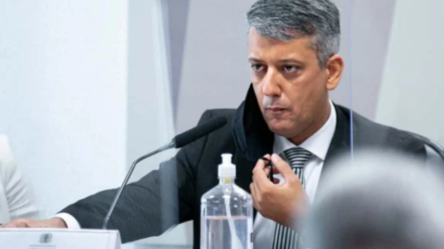 Omar Aziz dá voz de prisão a Roberto Dias, acusado de mentir na CPI