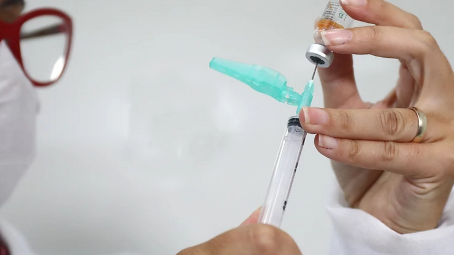 Estoque acaba e vacinação contra a covid-19 é suspensa em Cascavel