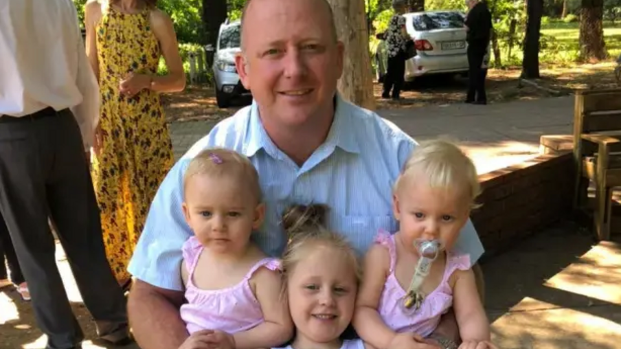 Pai chega em casa e encontra suas três filhas mortas