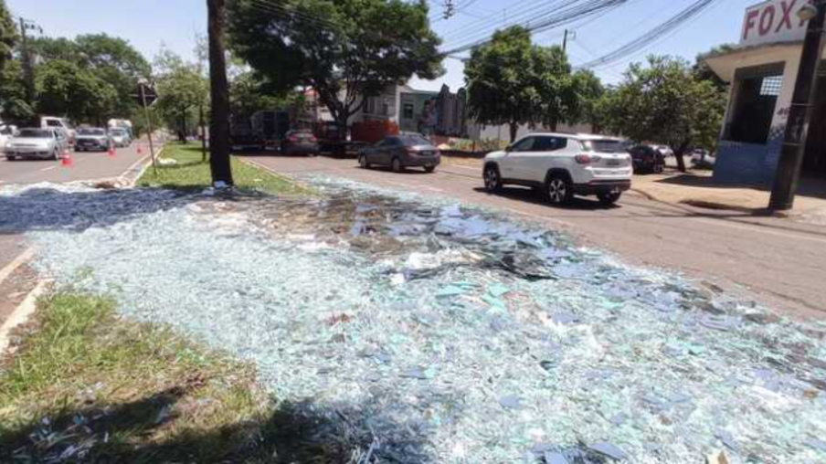 Carga de vidro cai de caminhão e interdita avenida de Maringá