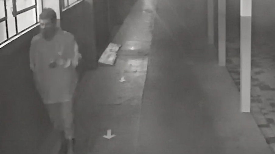 Câmera de segurança mostra bandido furtando aparelho de TV de escola em Cascavel