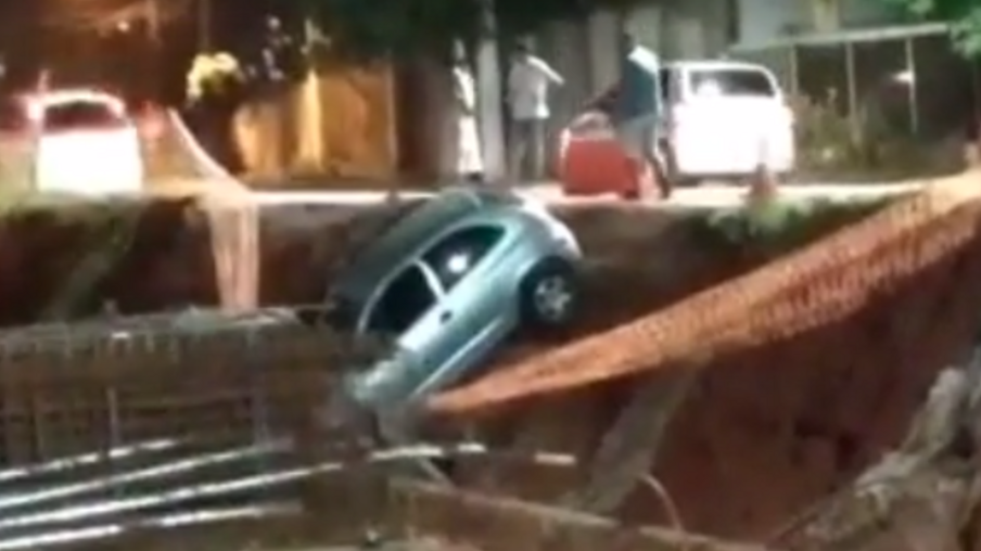 Homem fica ferido depois de carro cair dentro de buraco aberto para obras em Londrina