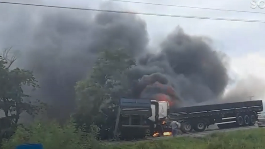 Caminhões pegam fogo após forte colisão na BR-369 em Ubiratã