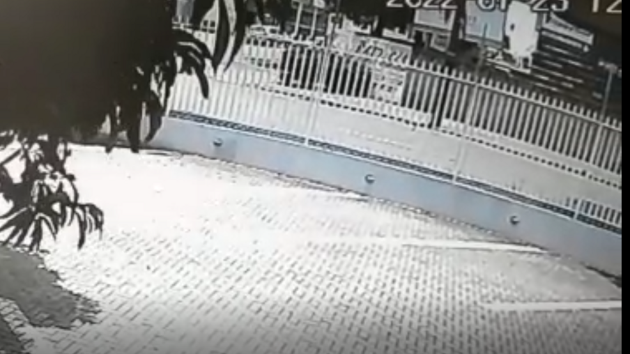 Câmera de segurança registra colisão seguida de auto anteparo na Rua Rio Grande do Sul