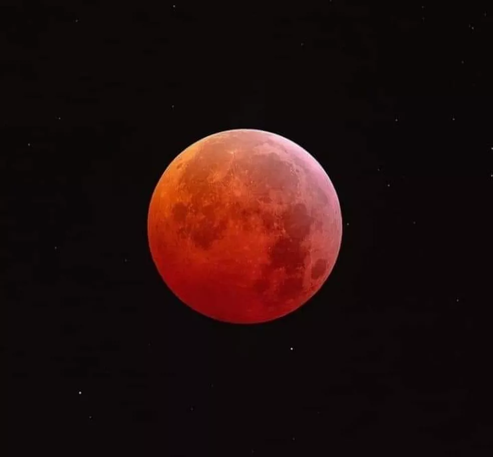 Eclipse total da Lua foi visto em todo o Brasil