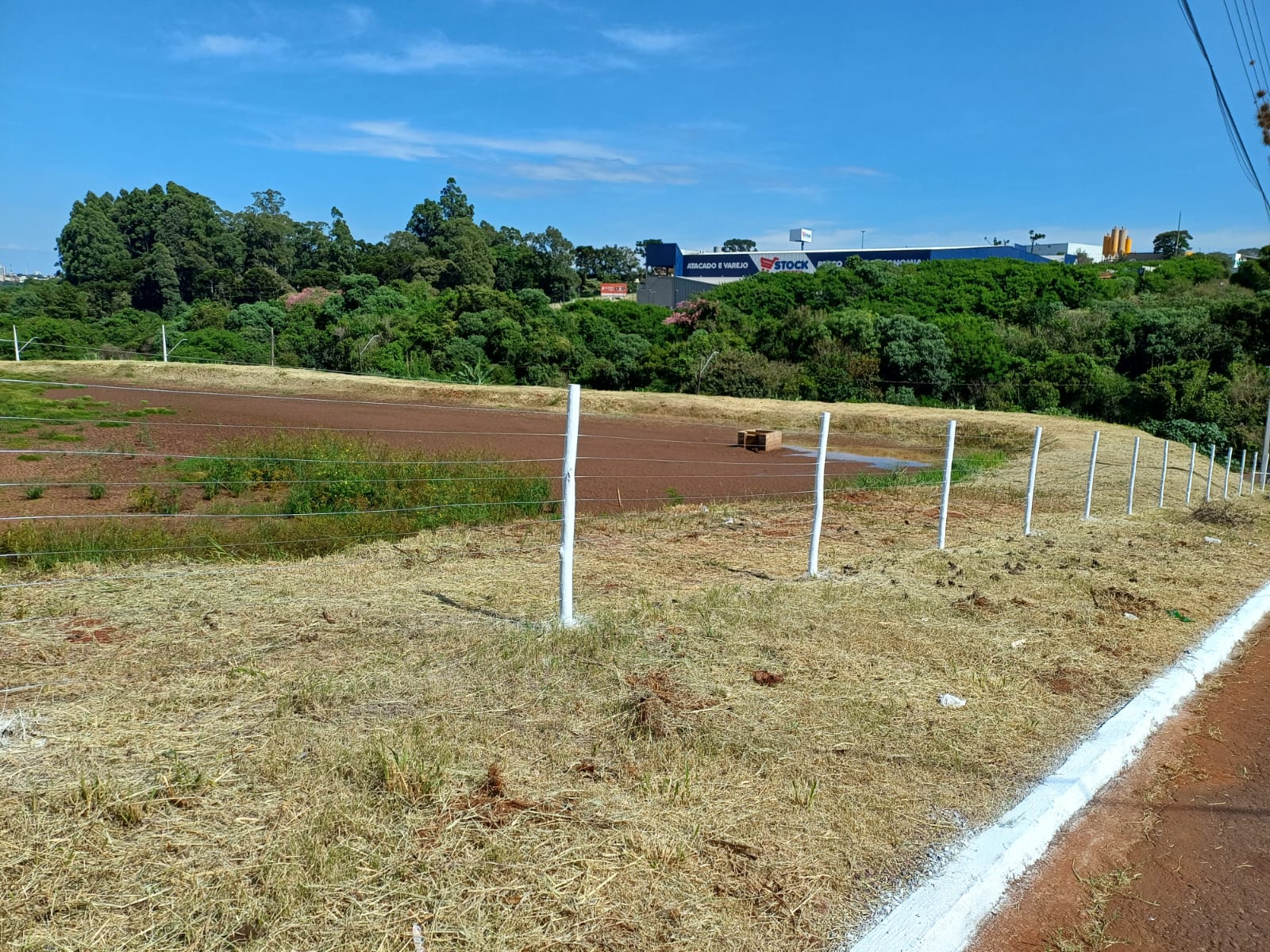 Sanepar prepara terreno que recebeu sedimentos que será área de lazer